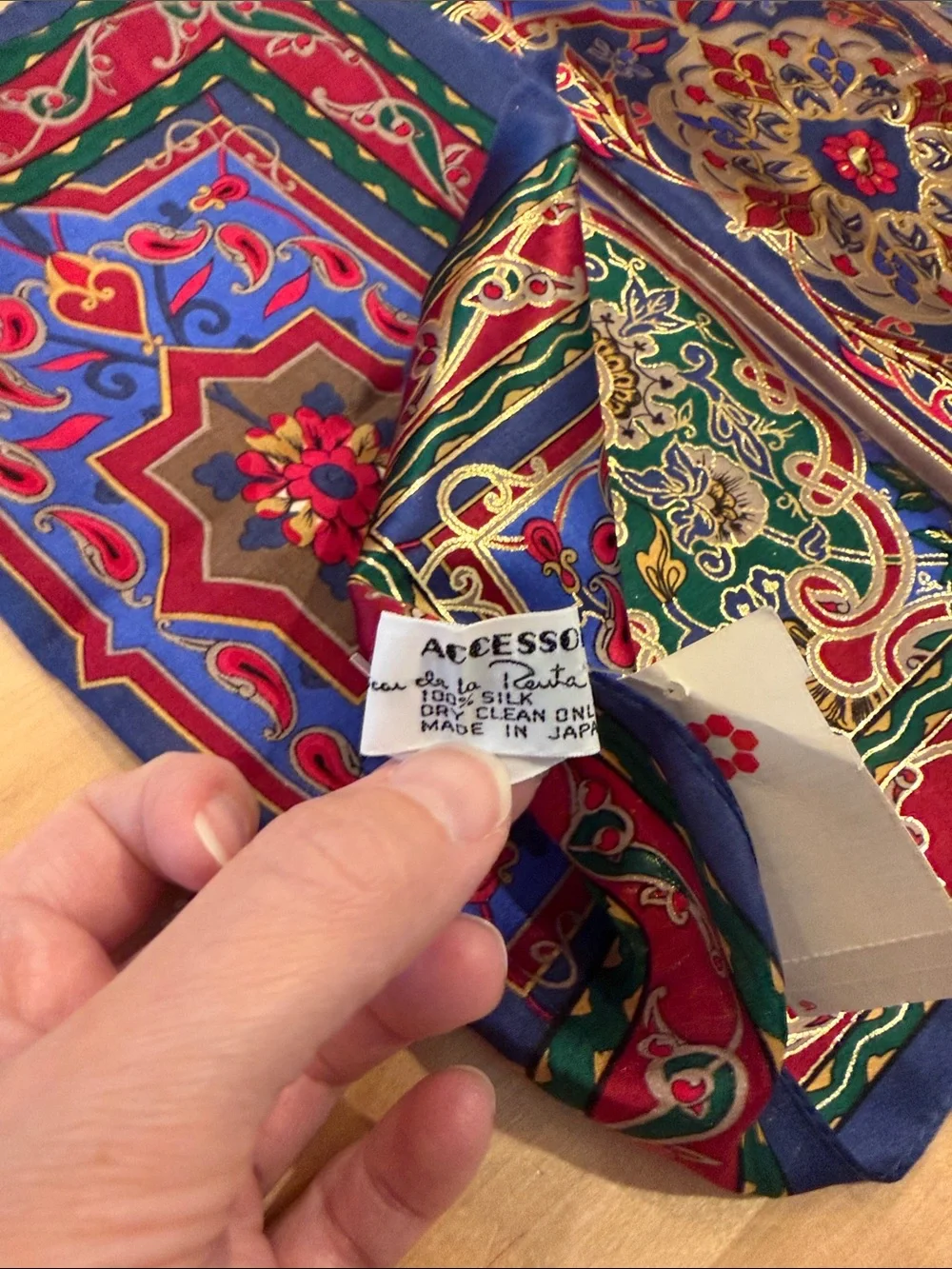 Stunning Oscar de la Renta 100% silk made in Japan scarf 52“ long